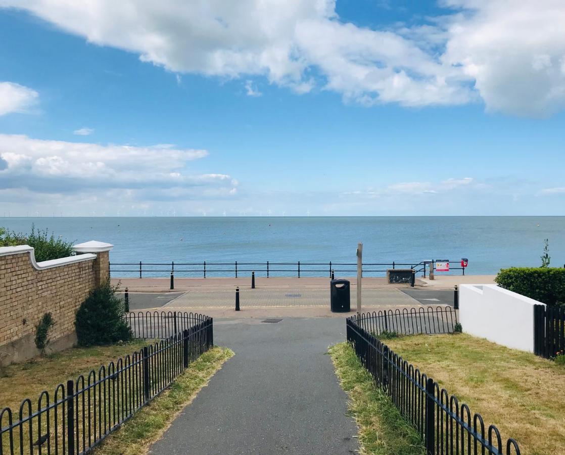 Beautiful Beachfront Retreat With A Stunning Sea View For The Ultimate Escape Away From The Busy World Below Herne Bay Exterior photo