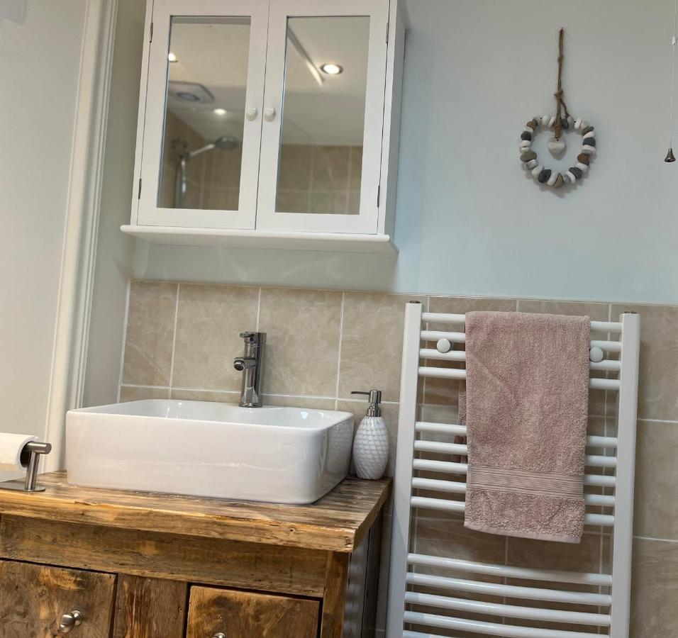 Beautiful Beachfront Retreat With A Stunning Sea View For The Ultimate Escape Away From The Busy World Below Herne Bay Exterior photo